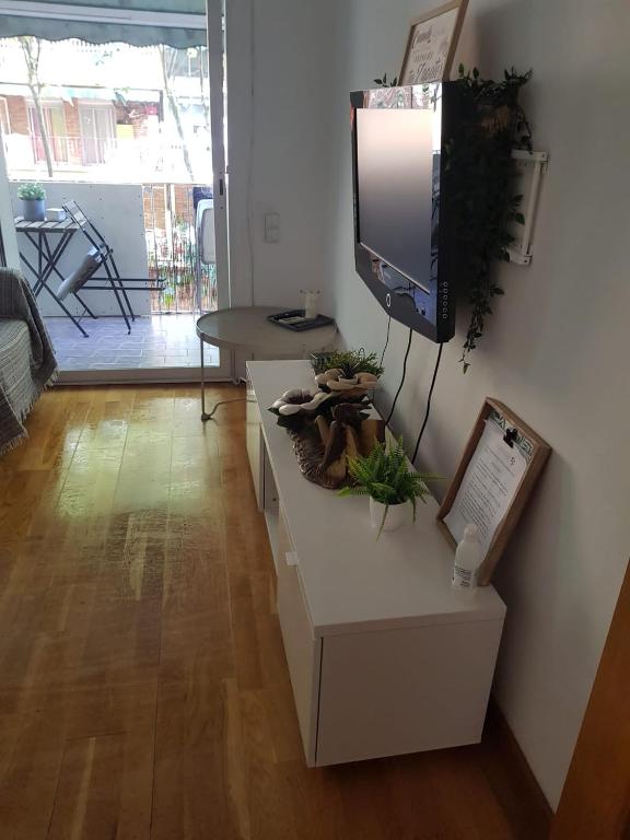 Televízia a/alebo spoločenská miestnosť v ubytovaní Apartamento tranquilo cerca de la Sagrada Familia