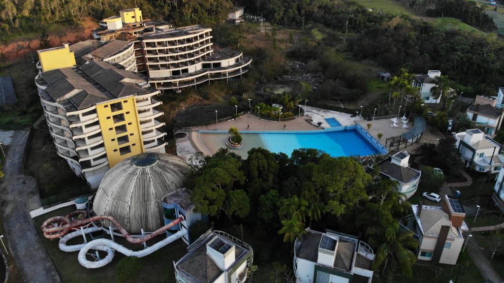 una vista dall'alto di un resort con piscina ed edifici di Casa de campo em resort com banheiras água termal a Santo Amaro da Imperatriz