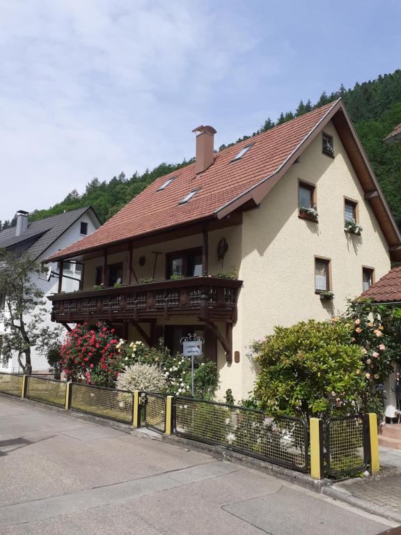 ein großes Haus mit Balkon darüber in der Unterkunft Ferienwohnung Liesel in Hornberg