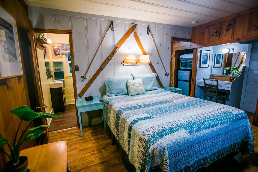 Outside Inn - Deluxe Queen Room
