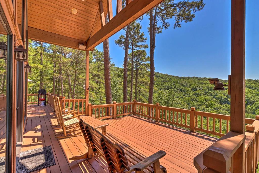 una terrazza in legno con panche e vista sulle montagne di Peaceful Cabin with Deck and Scenic Mtn Views! a Mountain View