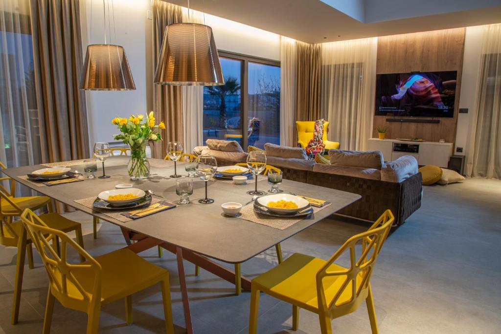 Televízia a/alebo spoločenská miestnosť v ubytovaní luxury Villa One Way