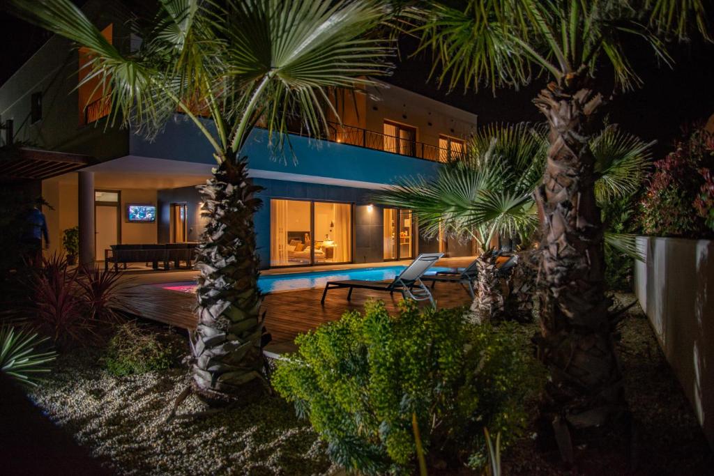 Bazén v ubytovaní luxury Villa One Way alebo v jeho blízkosti