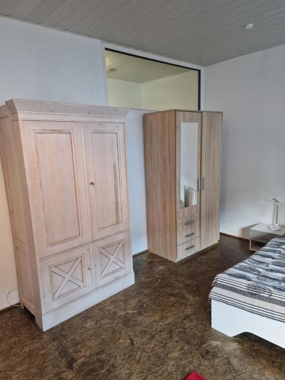 Postel nebo postele na pokoji v ubytování Ferienwohnung Wunderlich rot