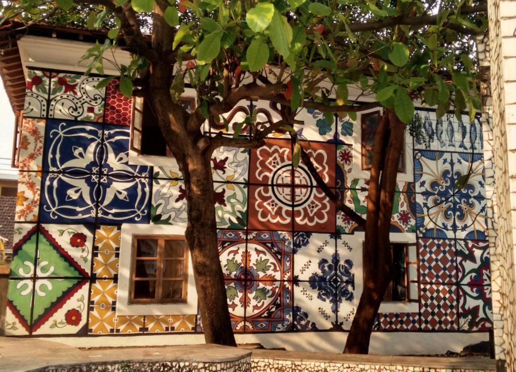 een gebouw met kleurrijke tegels aan de zijkant bij The Old Quarter Hostel in Panaji