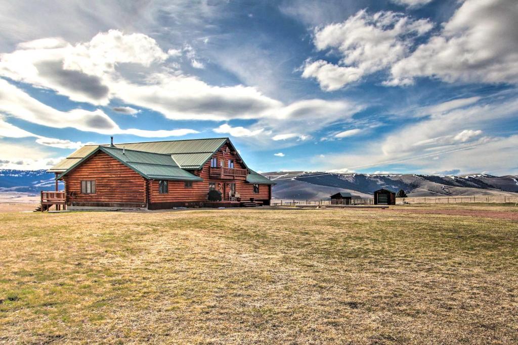 een oude schuur in een veld onder een bewolkte hemel bij Stunning Mountain-View Ranch on 132 Acres! in Georgetown