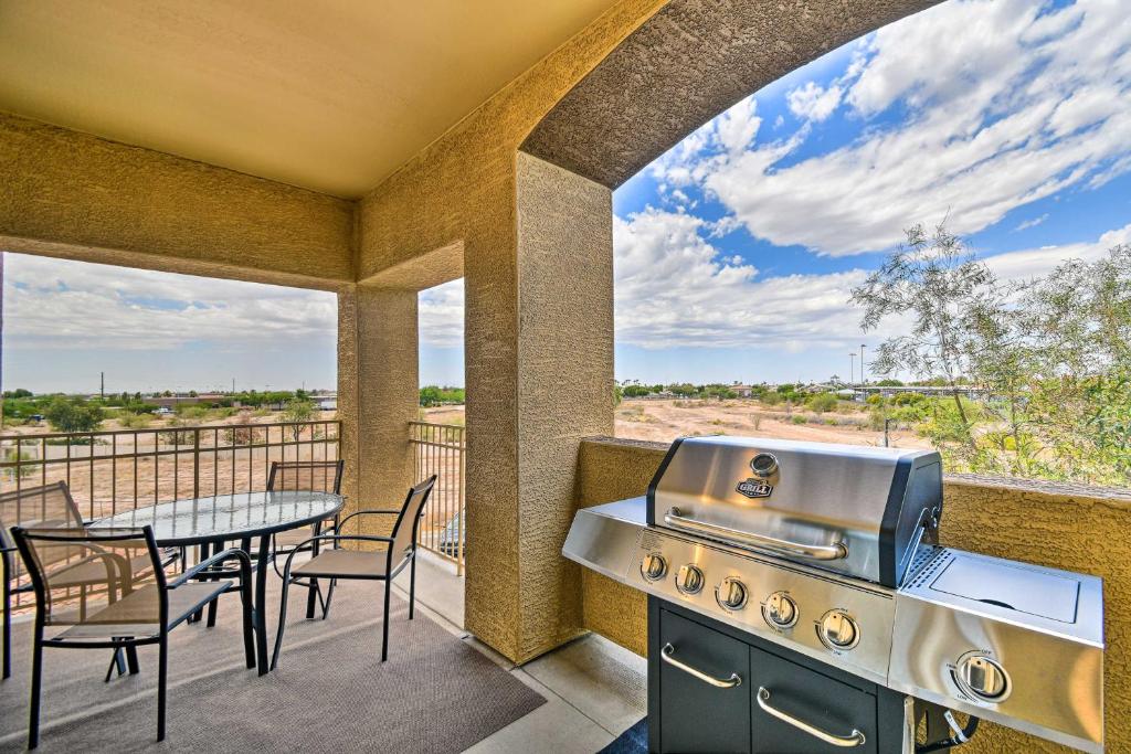 une cuisine avec un grill et une table sur un balcon dans l'établissement Modern Mesa Condo 8 Mi to Tonto National Forest, à Mesa