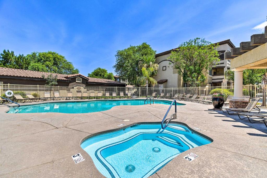 Bazén v ubytování 8 Mi to Tonto Natl Forest Modern Condo in Mesa! nebo v jeho okolí