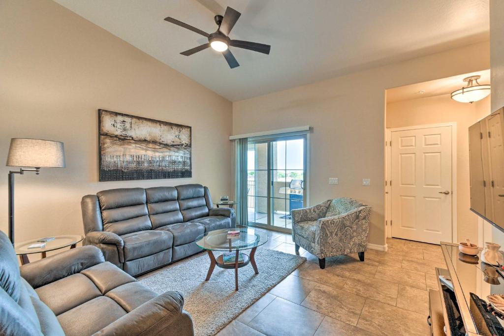 Posezení v ubytování 8 Mi to Tonto Natl Forest Modern Condo in Mesa!