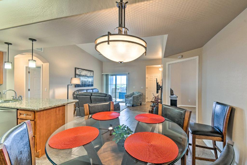 Posezení v ubytování 8 Mi to Tonto Natl Forest Modern Condo in Mesa!