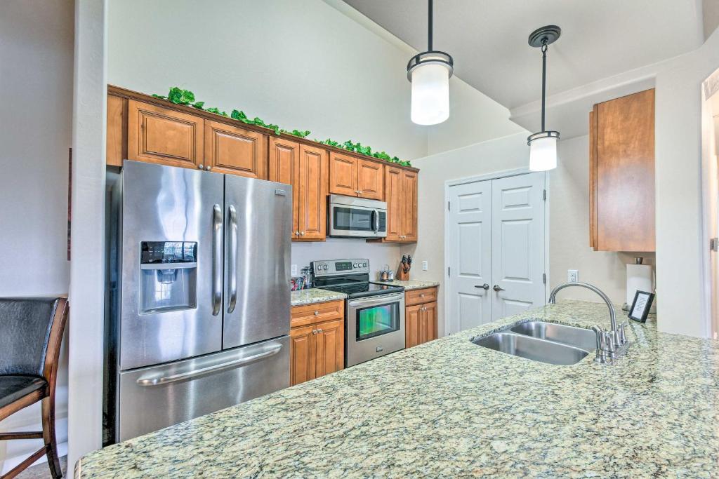 Kuchyň nebo kuchyňský kout v ubytování 8 Mi to Tonto Natl Forest Modern Condo in Mesa!