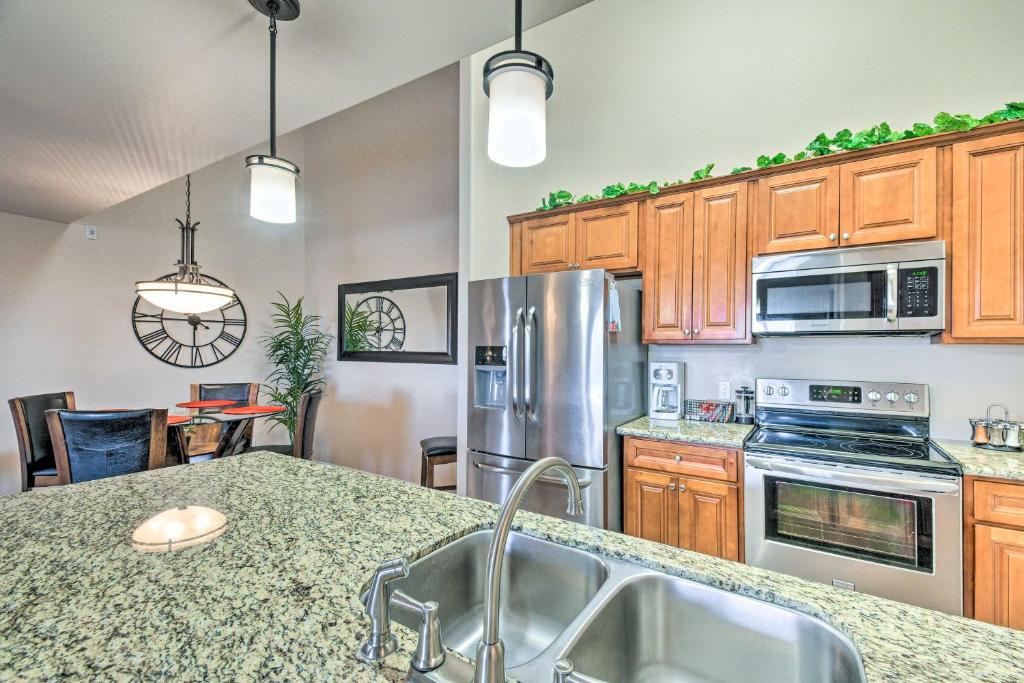 Kuchyň nebo kuchyňský kout v ubytování 8 Mi to Tonto Natl Forest Modern Condo in Mesa!