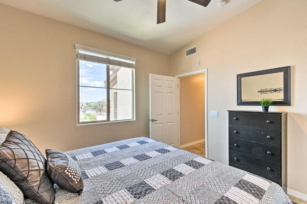 Postel nebo postele na pokoji v ubytování 8 Mi to Tonto Natl Forest Modern Condo in Mesa!