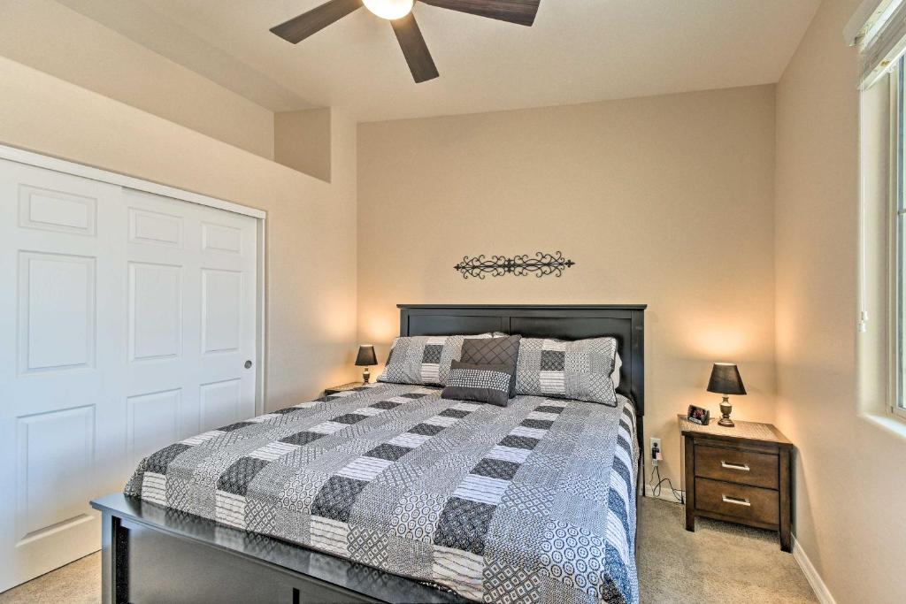 Postel nebo postele na pokoji v ubytování 8 Mi to Tonto Natl Forest Modern Condo in Mesa!