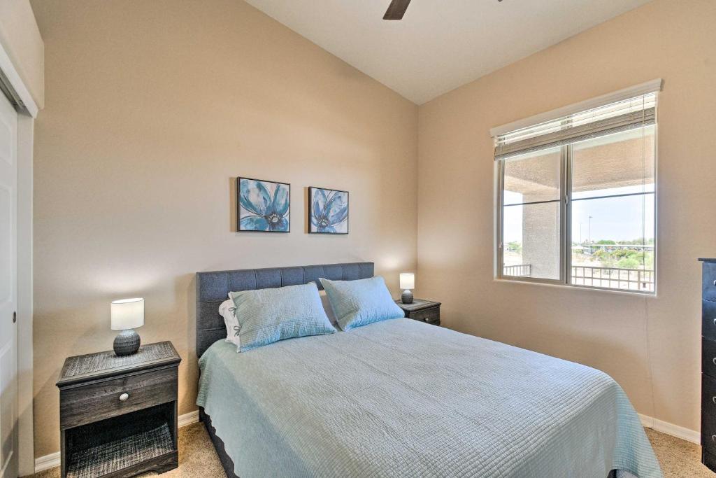 Postel nebo postele na pokoji v ubytování 8 Mi to Tonto Natl Forest Modern Condo in Mesa!