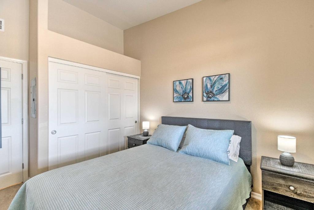 Postel nebo postele na pokoji v ubytování 8 Mi to Tonto Natl Forest Modern Condo in Mesa!
