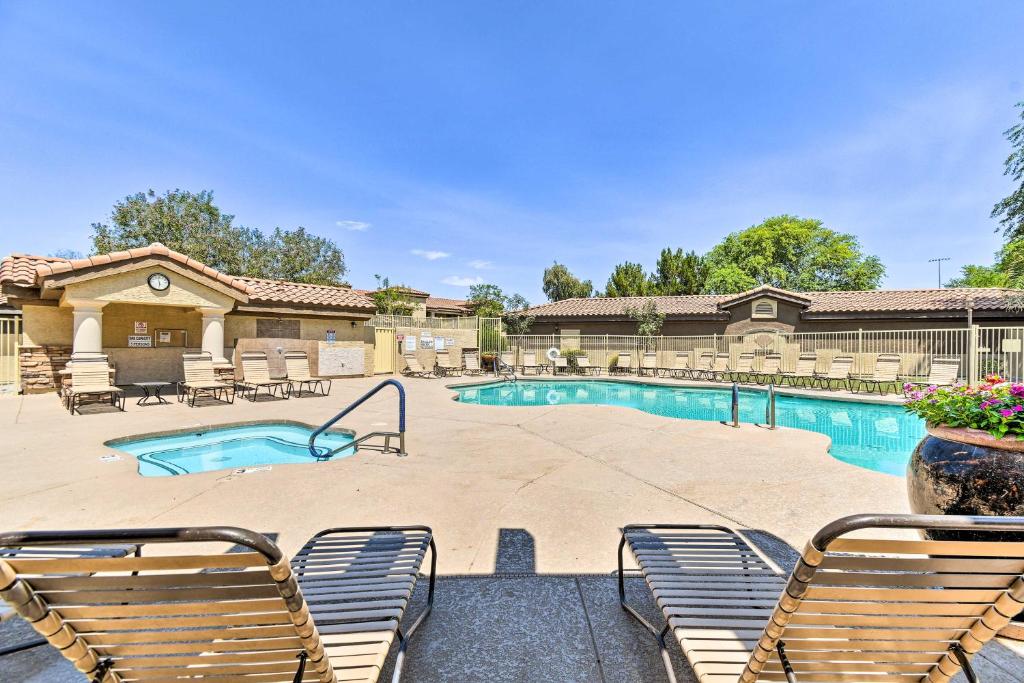 Bazén v ubytování 8 Mi to Tonto Natl Forest Modern Condo in Mesa! nebo v jeho okolí