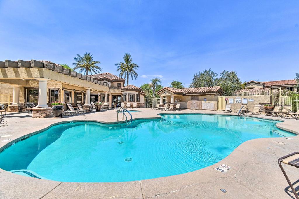 Bazén v ubytování 8 Mi to Tonto Natl Forest Modern Condo in Mesa! nebo v jeho okolí