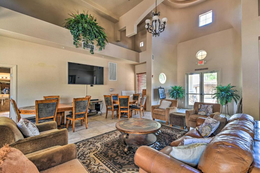 TV a/nebo společenská místnost v ubytování 8 Mi to Tonto Natl Forest Modern Condo in Mesa!