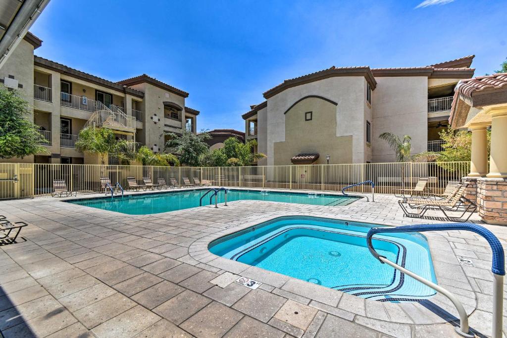 Bazén v ubytování 8 Mi to Tonto Natl Forest Modern Condo in Mesa! nebo v jeho okolí