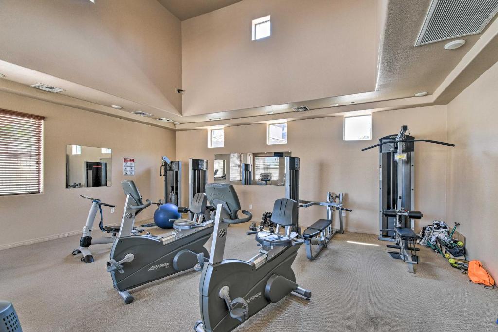 Fitness centrum a/nebo fitness zařízení v ubytování 8 Mi to Tonto Natl Forest Modern Condo in Mesa!