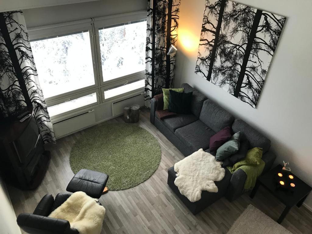 an overhead view of a living room with a couch and chairs at Näköalahuoneisto 426 in Syöte