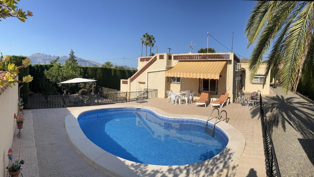 - une piscine en face d'une maison dans l'établissement Albir Spanish House, à Albir