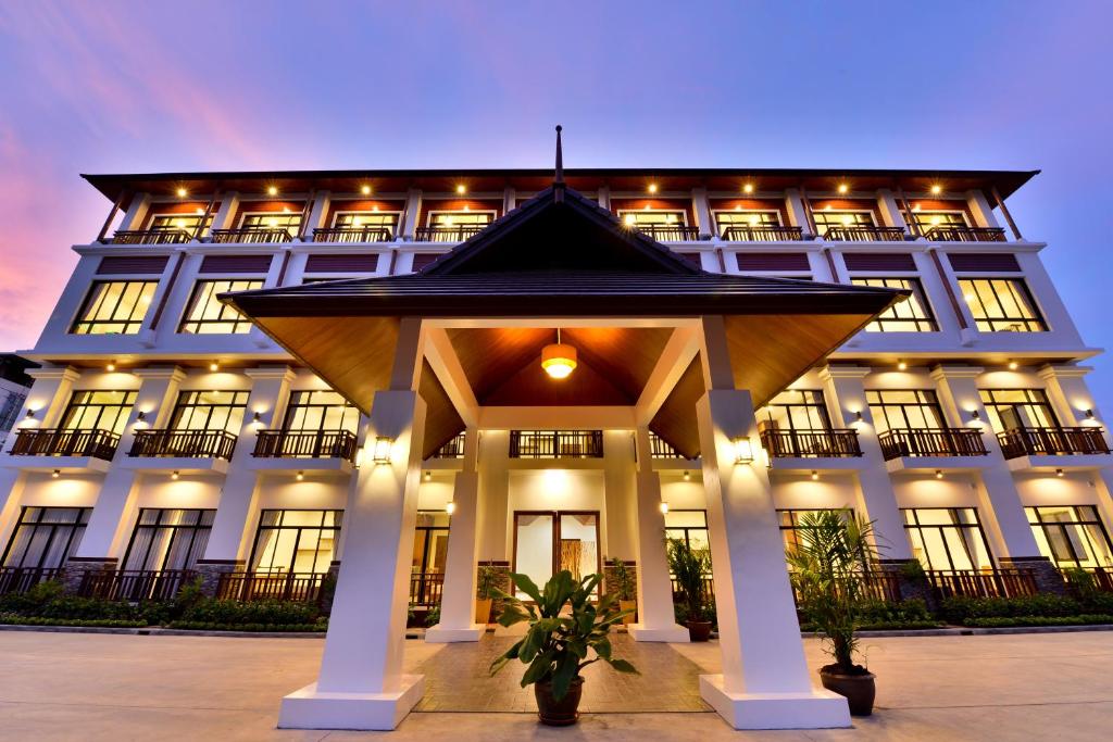 un grande edificio bianco con luci sopra di The Choice Hotel - Adults Only a Bangkok