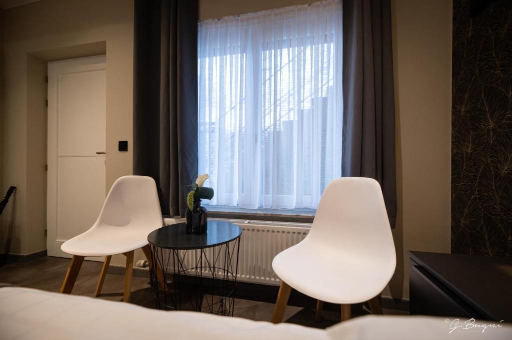 Postel nebo postele na pokoji v ubytování La Reine Hôtel & Restaurant