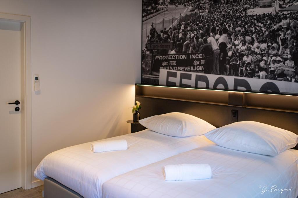Postel nebo postele na pokoji v ubytování La Reine Hôtel & Restaurant