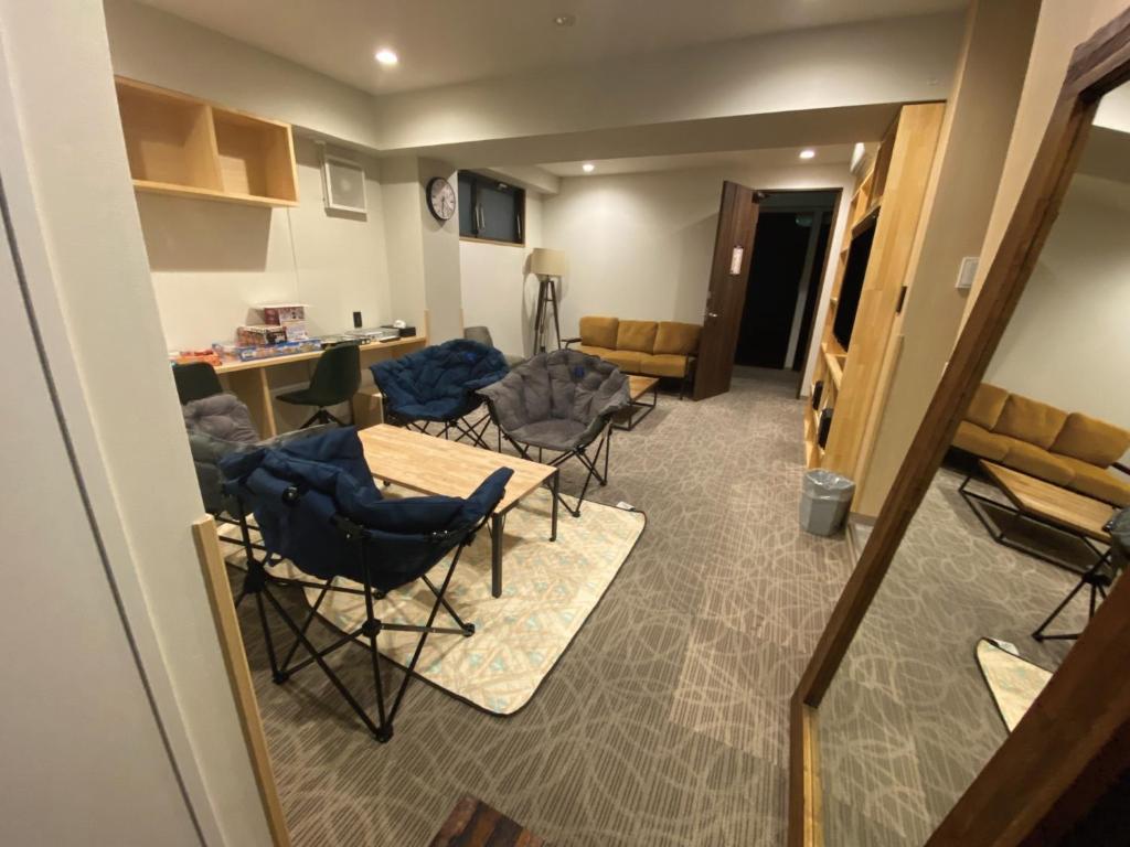 東京的住宿－commun ryogoku - Vacation STAY 96357v，客厅配有椅子、桌子和沙发