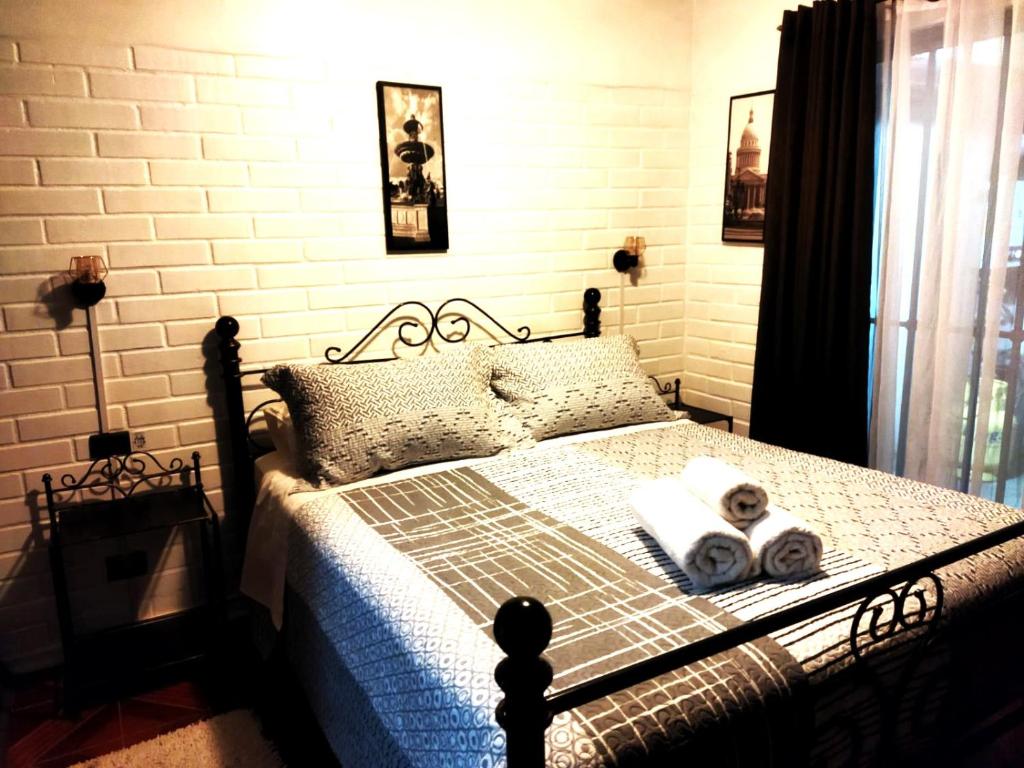 Casa Roble Añejo Bed & Breakfast في سانتا كروز: غرفة نوم عليها سرير وفوط