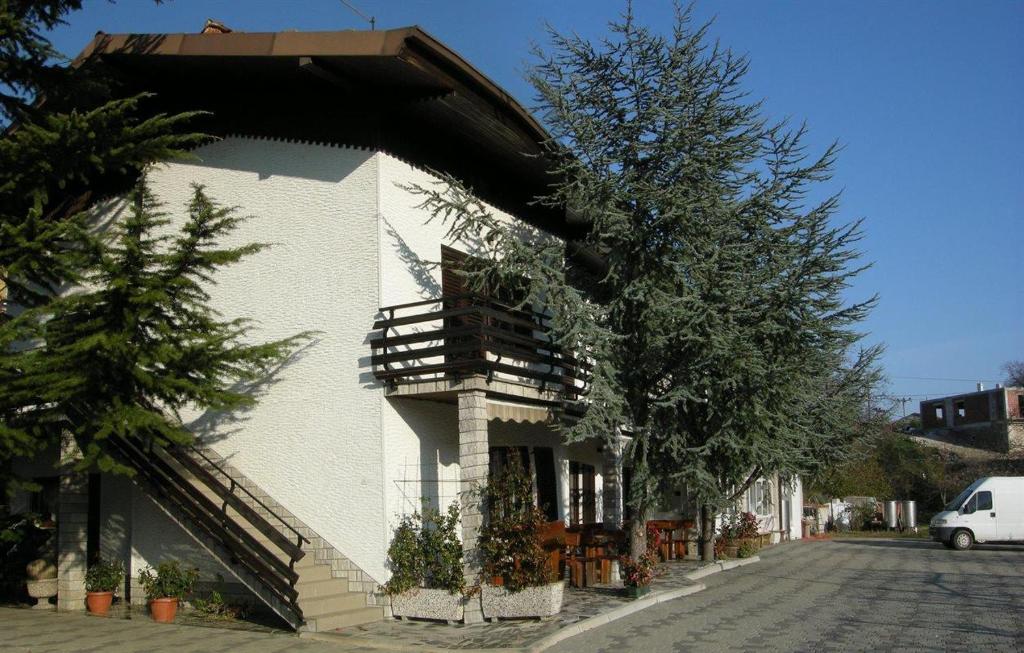 a building with a balcony on the side of a street at Turistična kmetija Birsa in Dobravlje