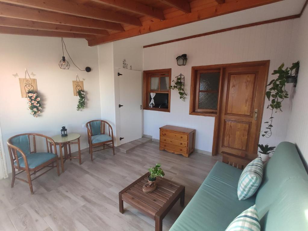 ein Wohnzimmer mit einem Sofa und einem Tisch in der Unterkunft Gran Canaria - Casa Carmen (Vecindario) in Vecindario