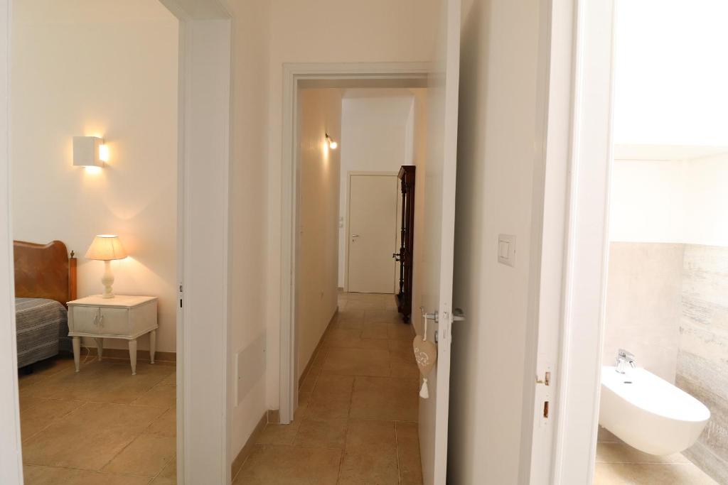 przedpokój z łazienką z umywalką i toaletą w obiekcie Casa Paola Otranto w mieście Otranto