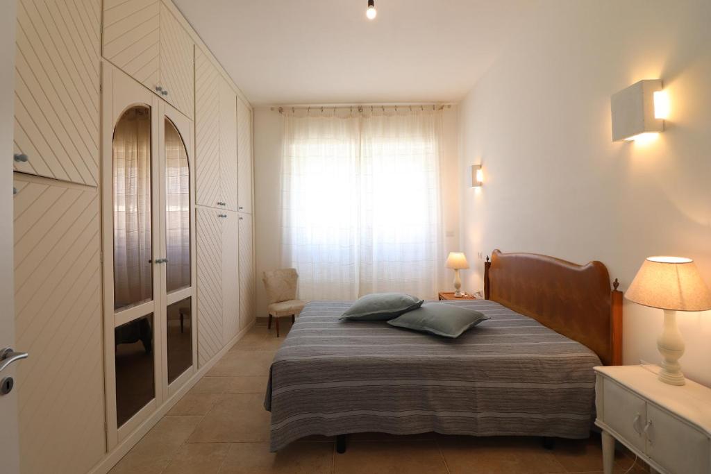 sypialnia z łóżkiem i oknem w obiekcie Casa Paola Otranto w mieście Otranto