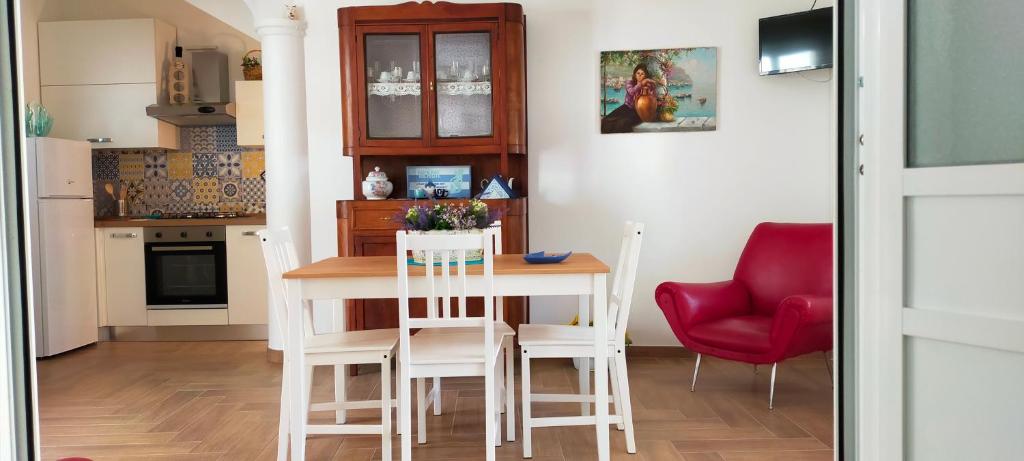Leporano Marina的住宿－Casa vacanze Nonna Titina，厨房以及带桌椅的用餐室。