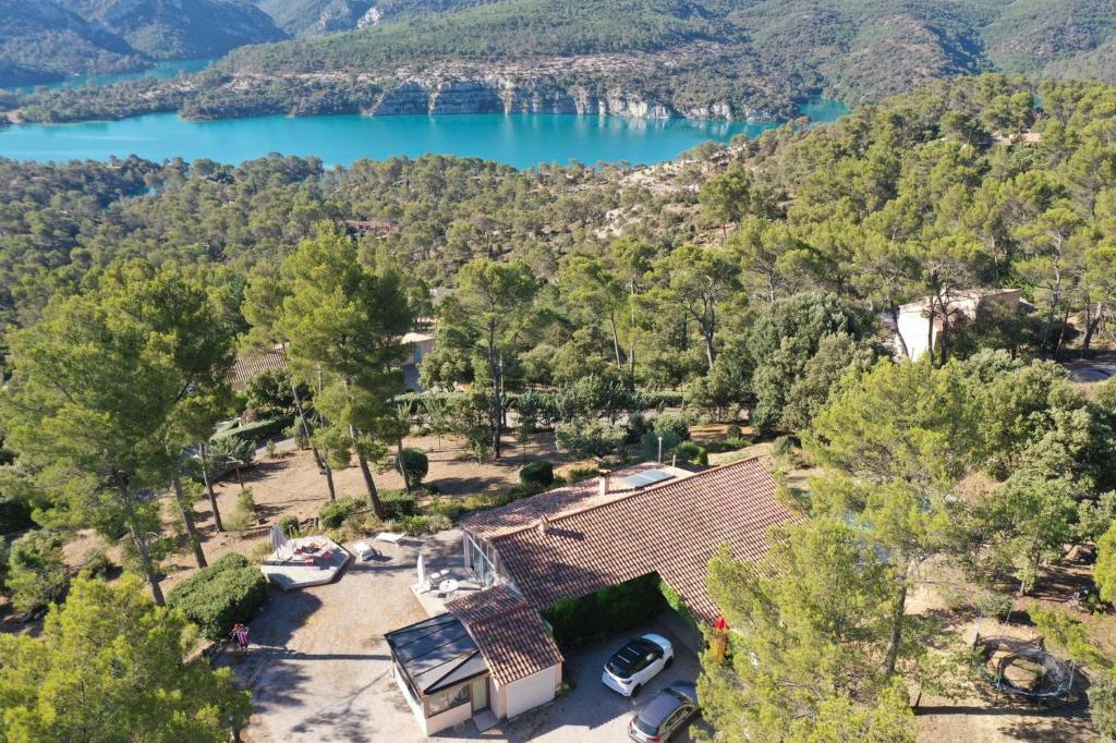 Photo de la galerie de l'établissement La Pinède du Lac, à Esparron-de-Verdon