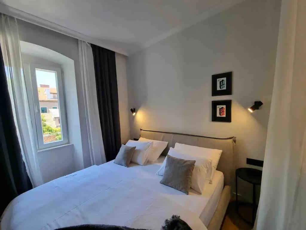 Postel nebo postele na pokoji v ubytování MAROEN Lux Studio and Apartment Old Town