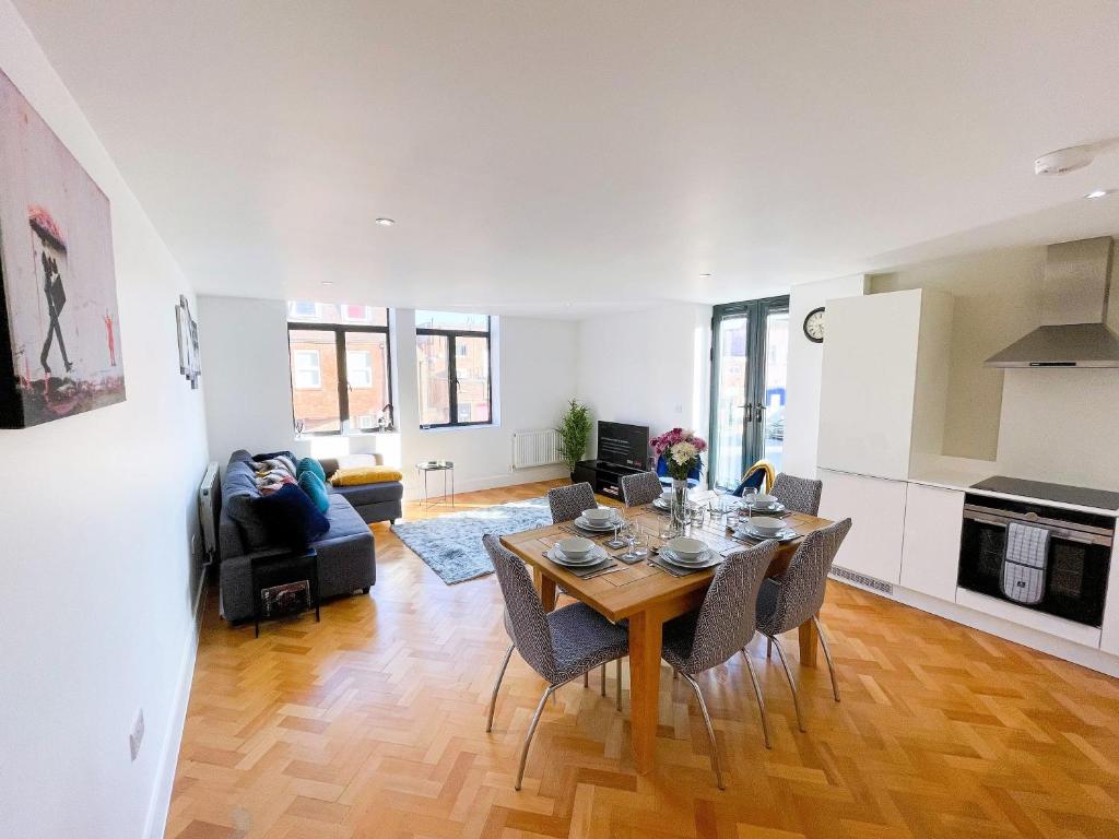 a living room with a dining room table and chairs at Beautiful Apartment In The Heart of Chelmsford in Chelmsford