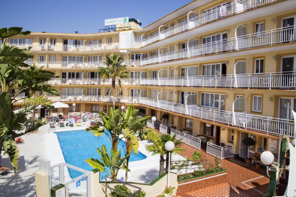 een luchtzicht op een hotel met een zwembad bij Apartamentos Ecuador Park in Torremolinos