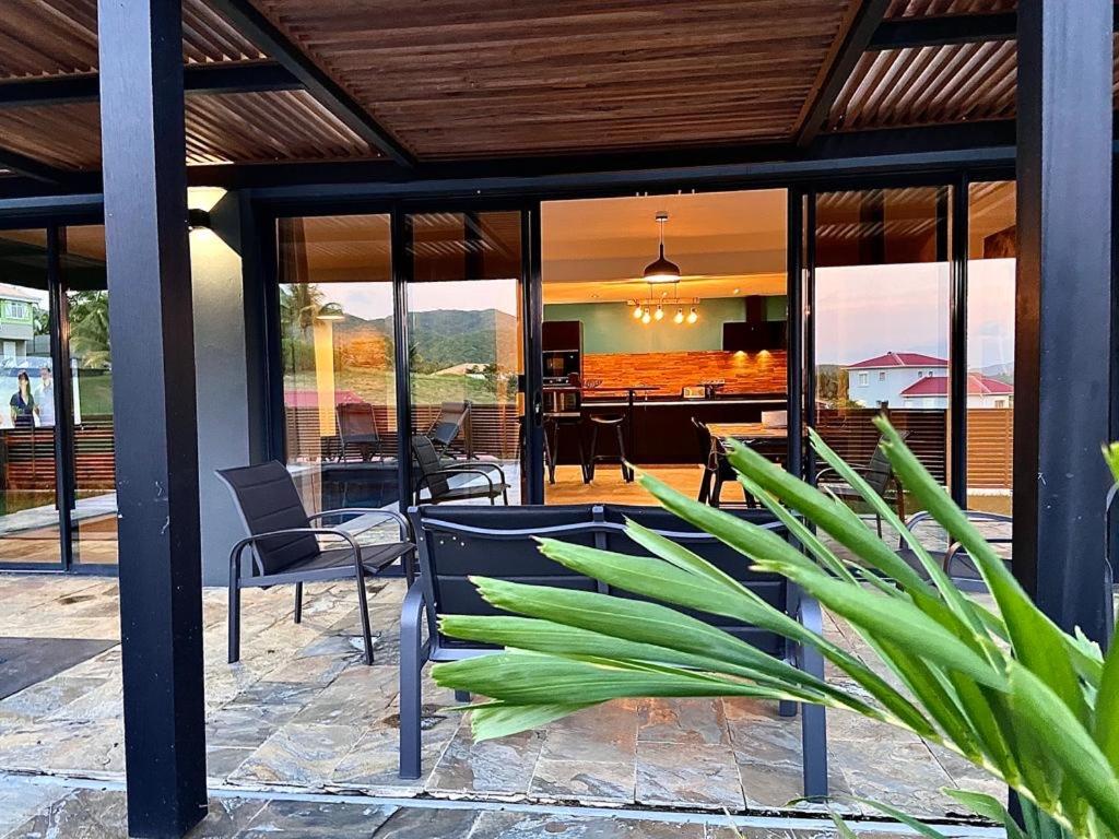 Balkon atau teras di Villa Passion Cannelle de standing avec sa piscine vue mer