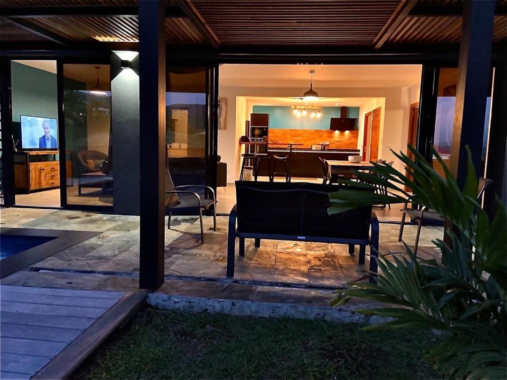 Area tempat duduk di Villa Passion Cannelle de standing avec sa piscine vue mer