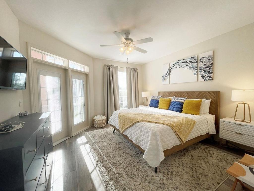 Giường trong phòng chung tại Seaside at Anastasia C101