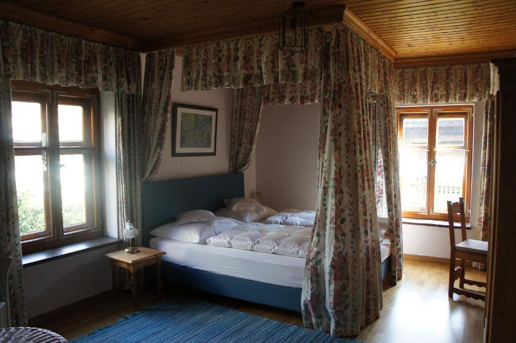 Hotel Schwarzer Adler tesisinde bir odada yatak veya yataklar