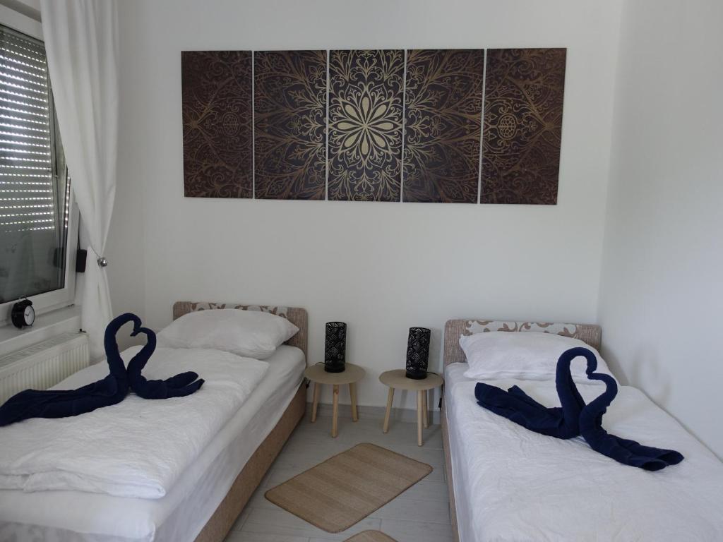 A bed or beds in a room at Wagner Apartman Tata