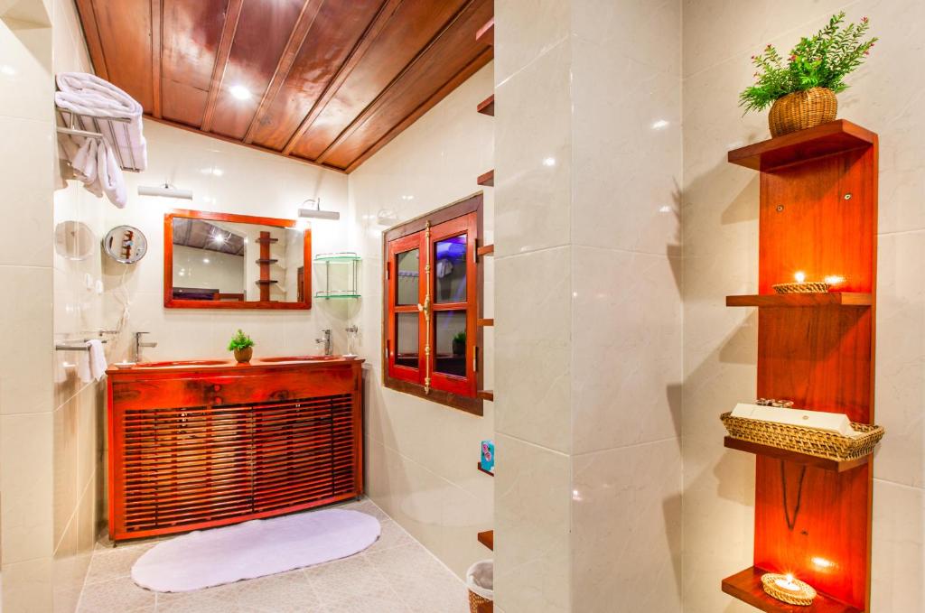Superior Room Private Bathroom Vanity