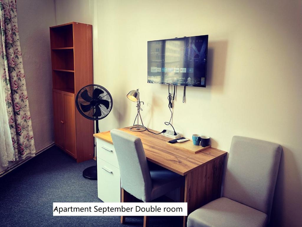 an office with a desk with a monitor and two chairs at 7brunnen Hostel Beds & Rooms in Vienna
