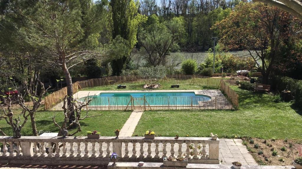 a swimming pool in the middle of a yard at La Villa de Lise in Romans-sur-Isère