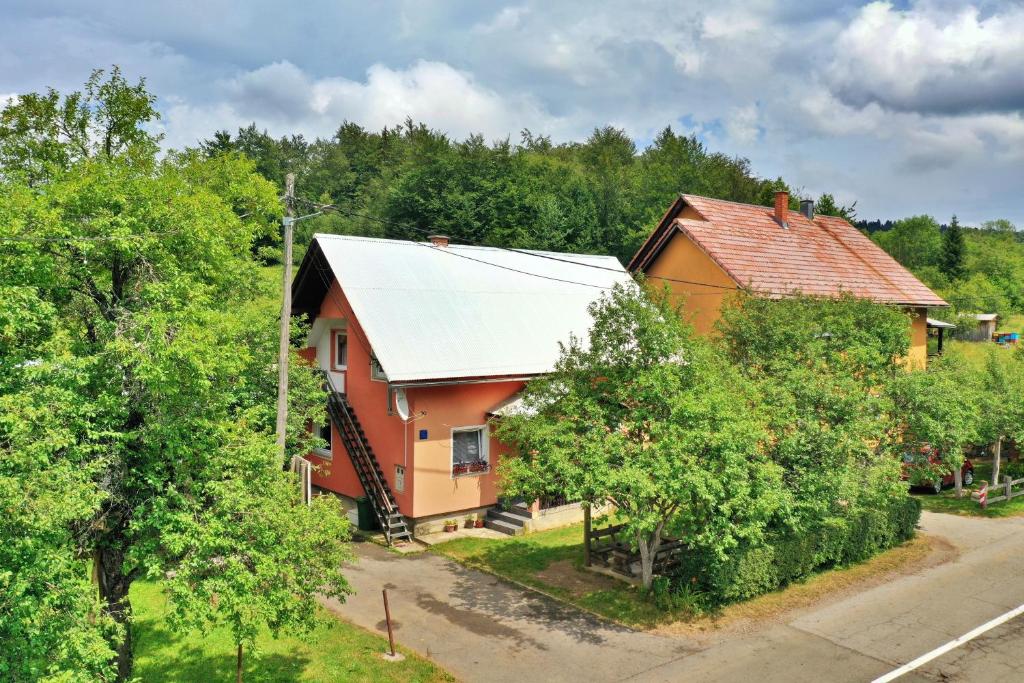 una vista aérea de una casa con techo de metal en Apartments Matovina, en Saborsko